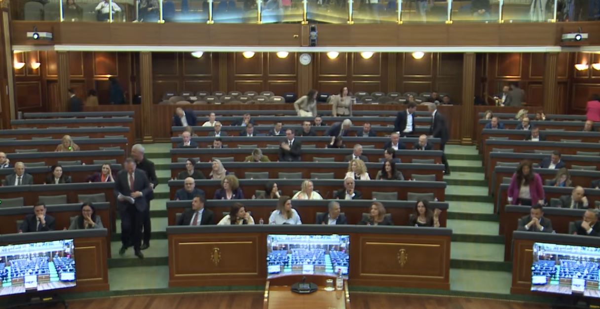 “Përplasje” në Kuvend rreth seancës për presidentin, opozita e Haxhiu shkëmbejnë akuza
