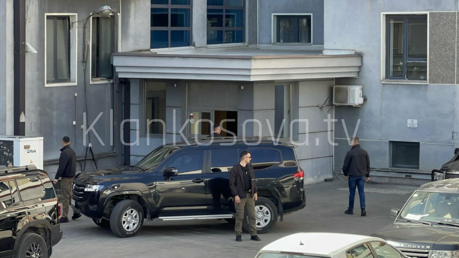 22 ditë afat për Presidentin, Kurti mbërrin në Kuvend për takimin me Abdixhikun