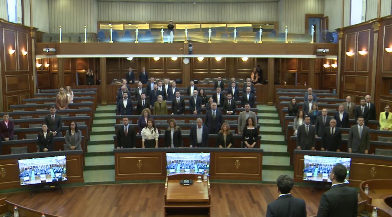 Kuvendi mban një minutë nderim për masakrën e Mejës në 27-vjetorin e saj