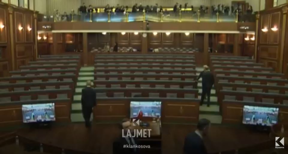 Kurti i djegë dy kandidatet për presidente (VIDEO)
