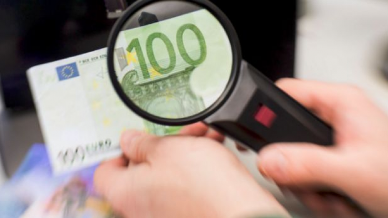 Policia gjen para të falsifikuara gjatë kontrollit në një shtëpi në Skënderaj