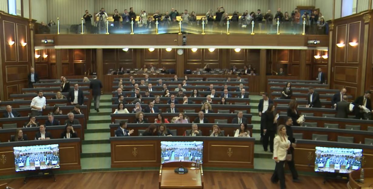 LAJMI I FUNDIT: Rezoluta s’vendoset pikë e parë, PDK lëshon sallën e Kuvendit