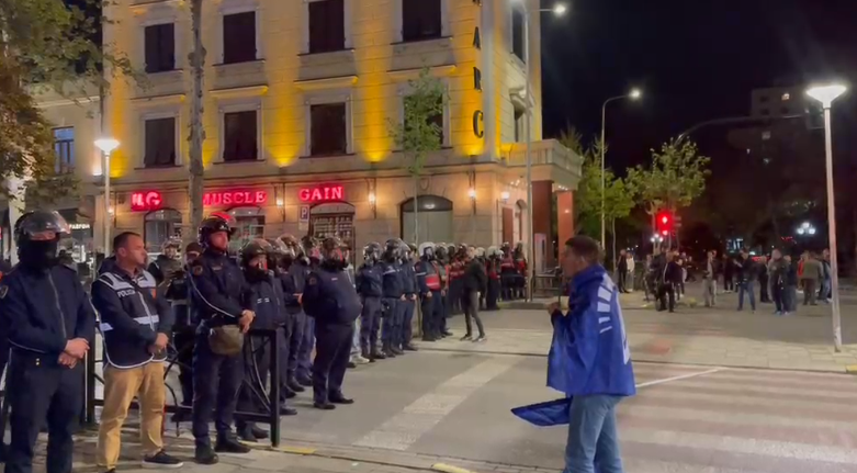 22 të shoqëruar, molotov, gaz lotsjellës e përplasje fizike - Krejt çka ndodhi në protestën e opozitës në Shqipëri