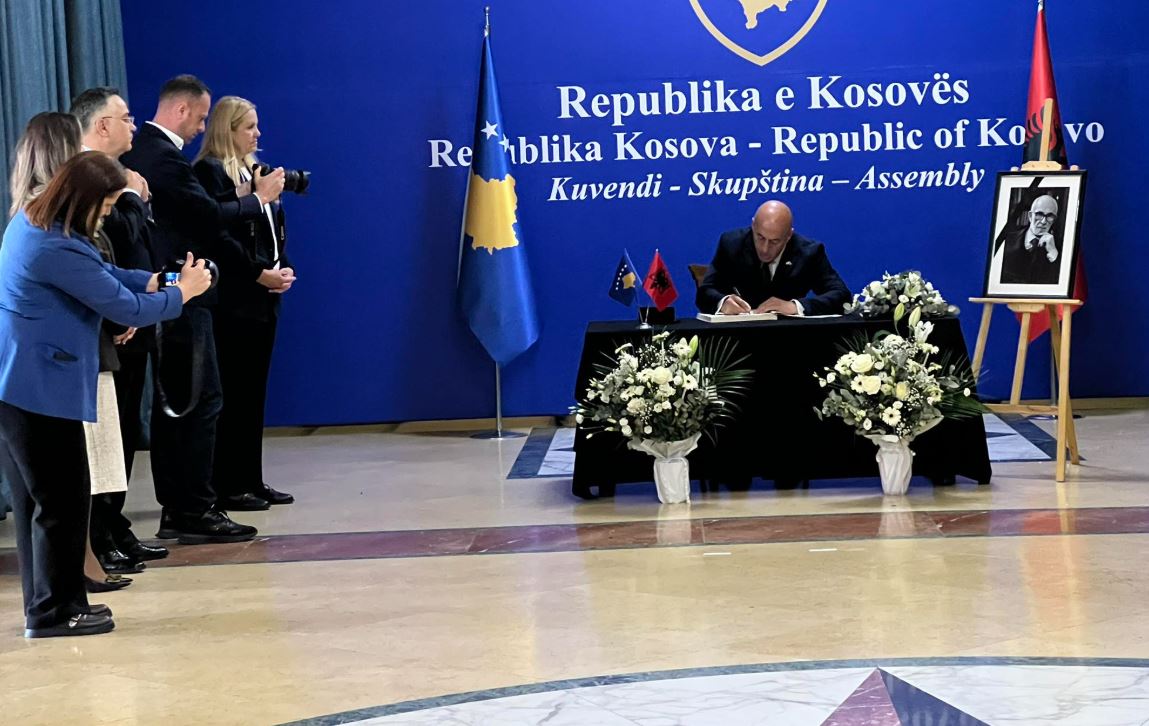 Haradinaj bën homazhe në nderim të akademik Rexhep Qosja