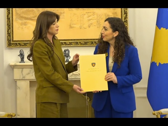 Ditën e parë si ushtruese e detyrës së presidentes, Albulena Haxhiu e nis me homazhe  
