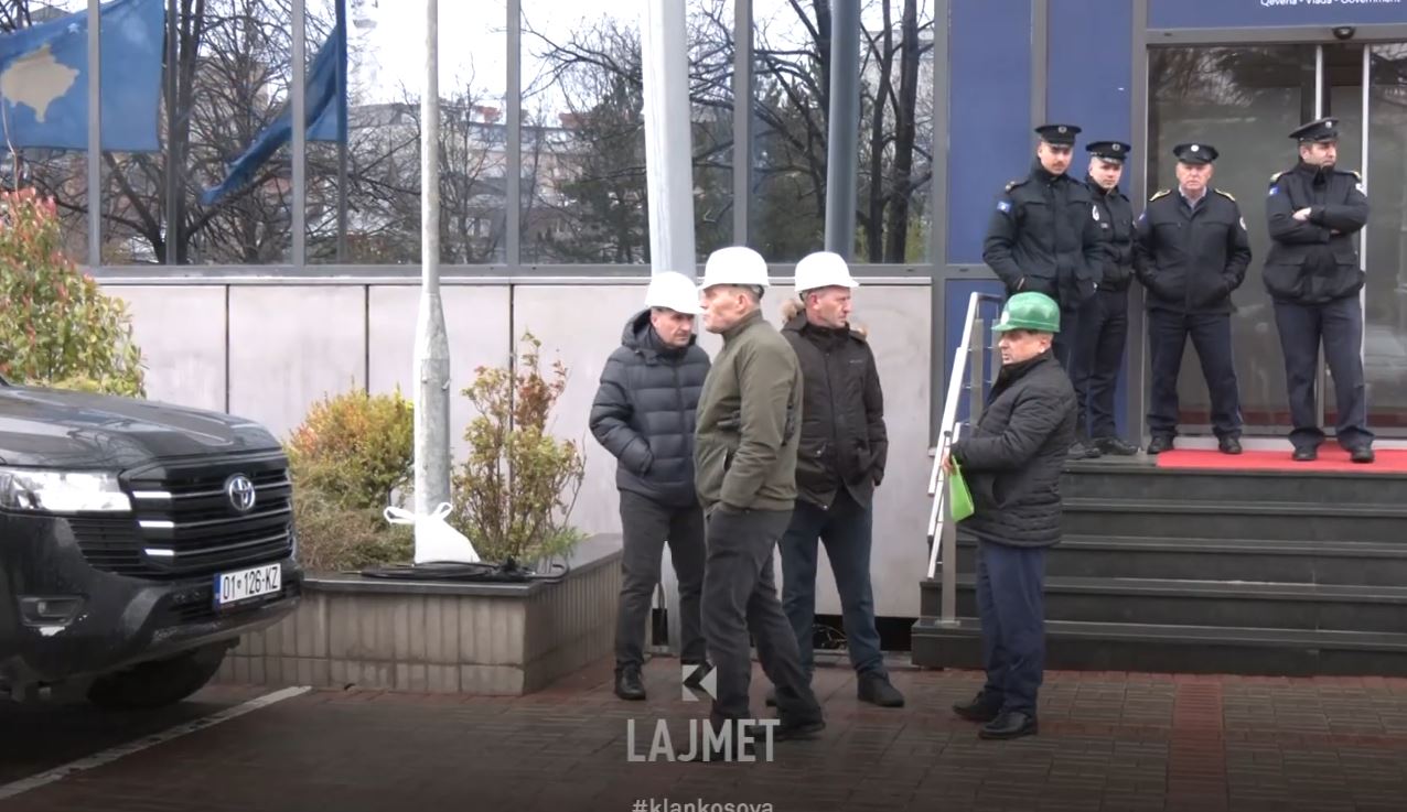 “Diskriminuese”, sindikalistët e KEK-ut të pakënaqur me mosndarjen e pagës së 13-të (VIDEO)