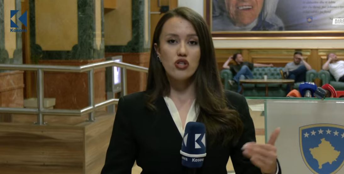 Deputetët e LVV fillojnë të mbërrijnë në Kuvend, mungojnë opozitarët (VIDEO)