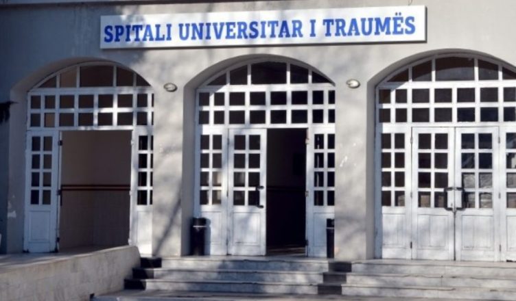 Pogradec: 5-vjeçarja rrëzohet në shtëpi nga karrigia, transportohet me urgjencë në spital