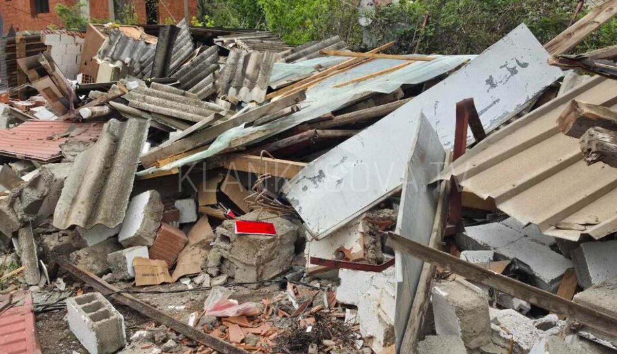 “Çlirohet” Trepça, rrënon objektet pa leje (VIDEO)