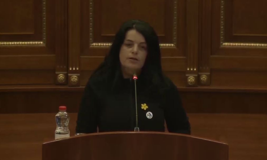 Krasniqi e emocionuar: Drita ka munguar, shumë histori mbetën të heshtura – por sot zëri ndriçon!