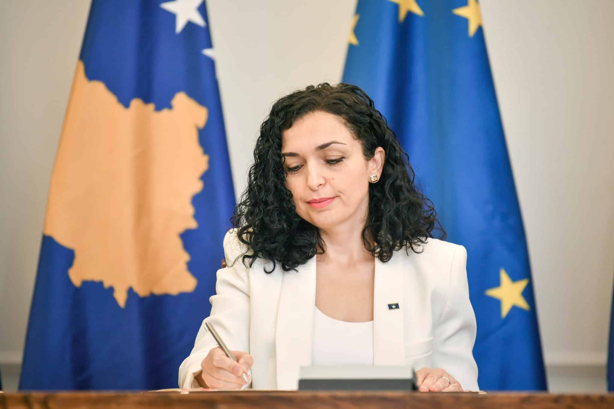 Vjosa Osmani ia kalon sot zyrtarisht detyrën Albulena Haxhiut