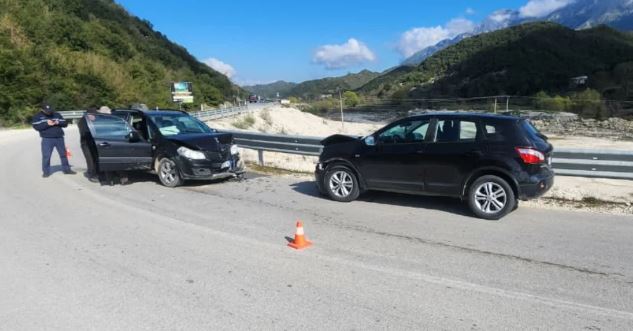 Aksidentohen dy vetura në Vlorë, lëndohen katër persona