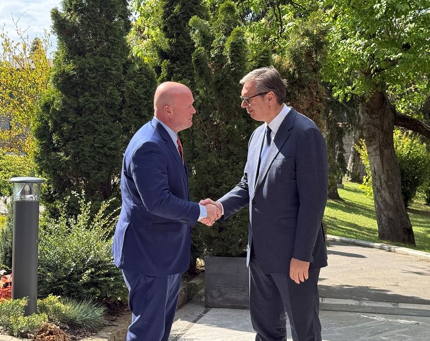 Ambasada amerikane pas takimit të Whitaker me Vuçiqin: Siguria varet nga zgjedhja e partnerëve të duhur