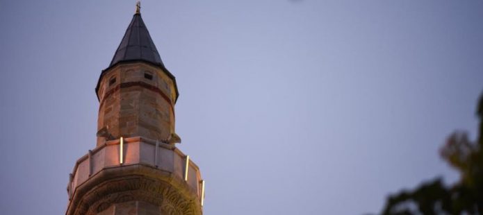 Vidhet arka e bamirësisë në një xhami në Mirash të Ferizajt