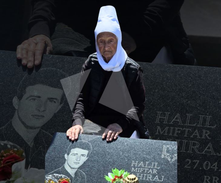 Masakra e Mejës: 96-vjeçarja qëndron pranë varrit të djalit të saj të vetëm (FOTO)