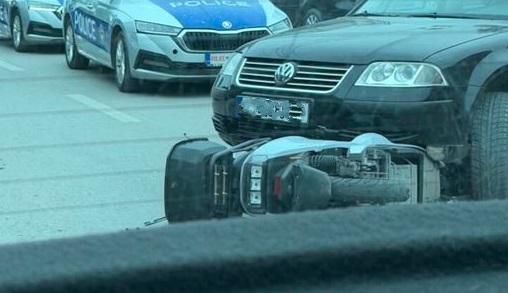 Motoçikleta përplaset me veturën në Pejë, një person në Emergjencë