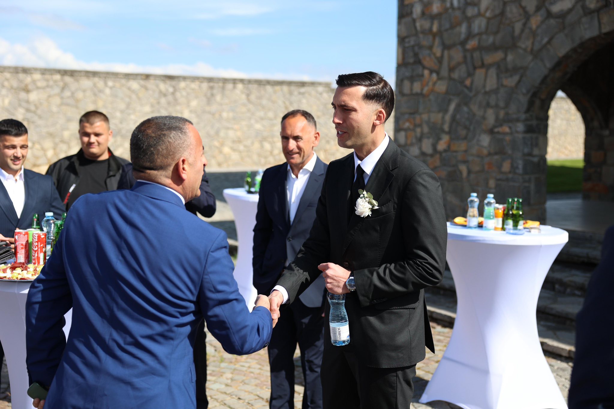 Lahi Brahimaj e uron Luanin e Shkëlzen Haradinajt për martesën