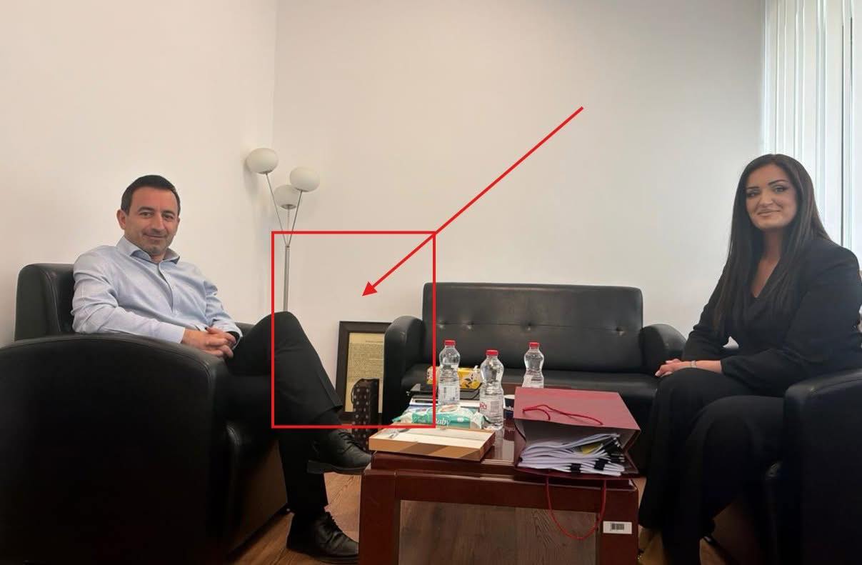 OVL-UÇK reagon ndaj fotografisë së Dimal Bashës: Përdhosi Deklaratën e Pavarësisë