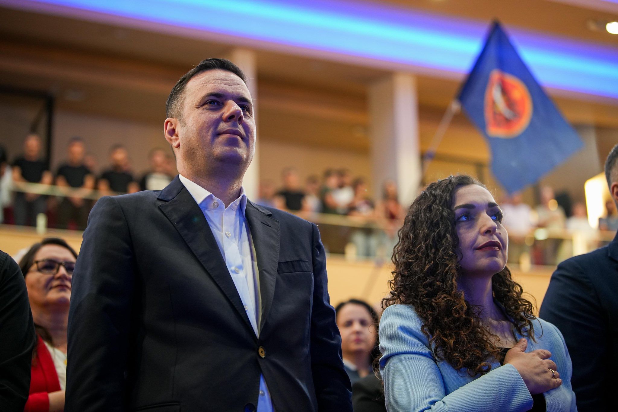 Lumir Abdixhiku dhe Vjosa Osmani nga tubimi në Suharekë