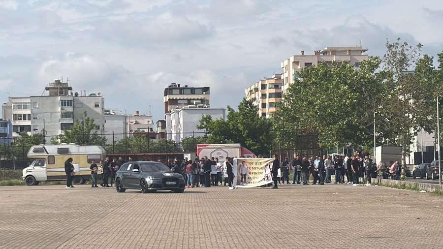 “Ku është drejtësia?”, protestë në Durrës pas aksidentit tragjik ku humbën jetën dy të mitur