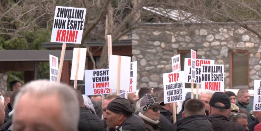 Protestohet sot në Prishtinë kundër ndalimit të shërbimeve ndërtimore në Rugovë