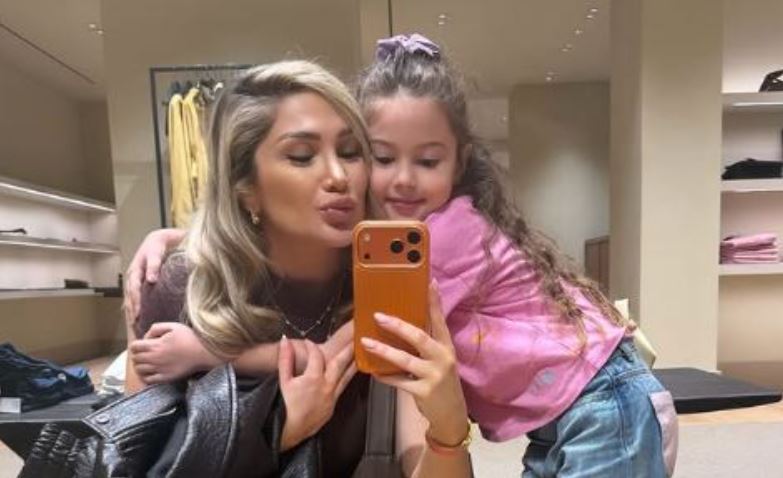 “Princesha e hallës”, Engjëllusha ndan fotografi me mbesën e saj