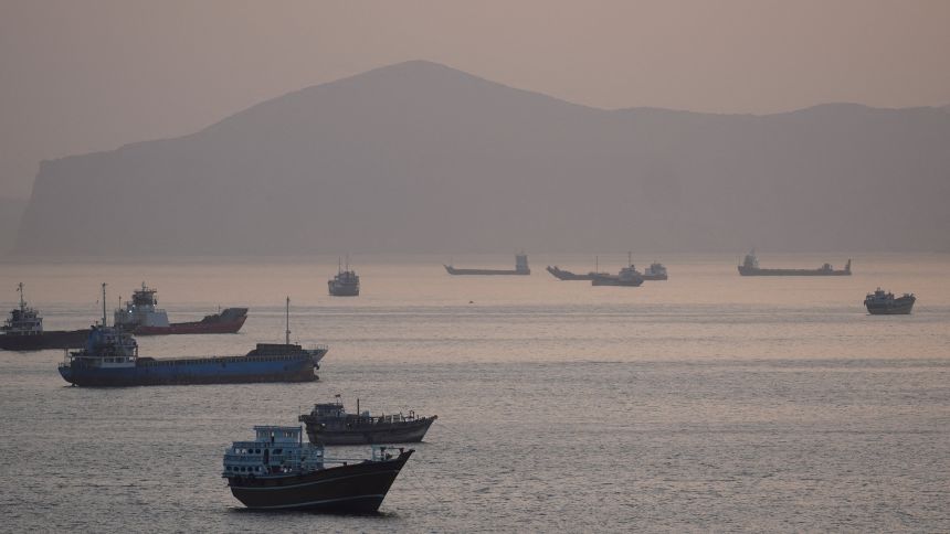 Kina bën thirrje që Hormuzi të rihapet "sa më shpejt"