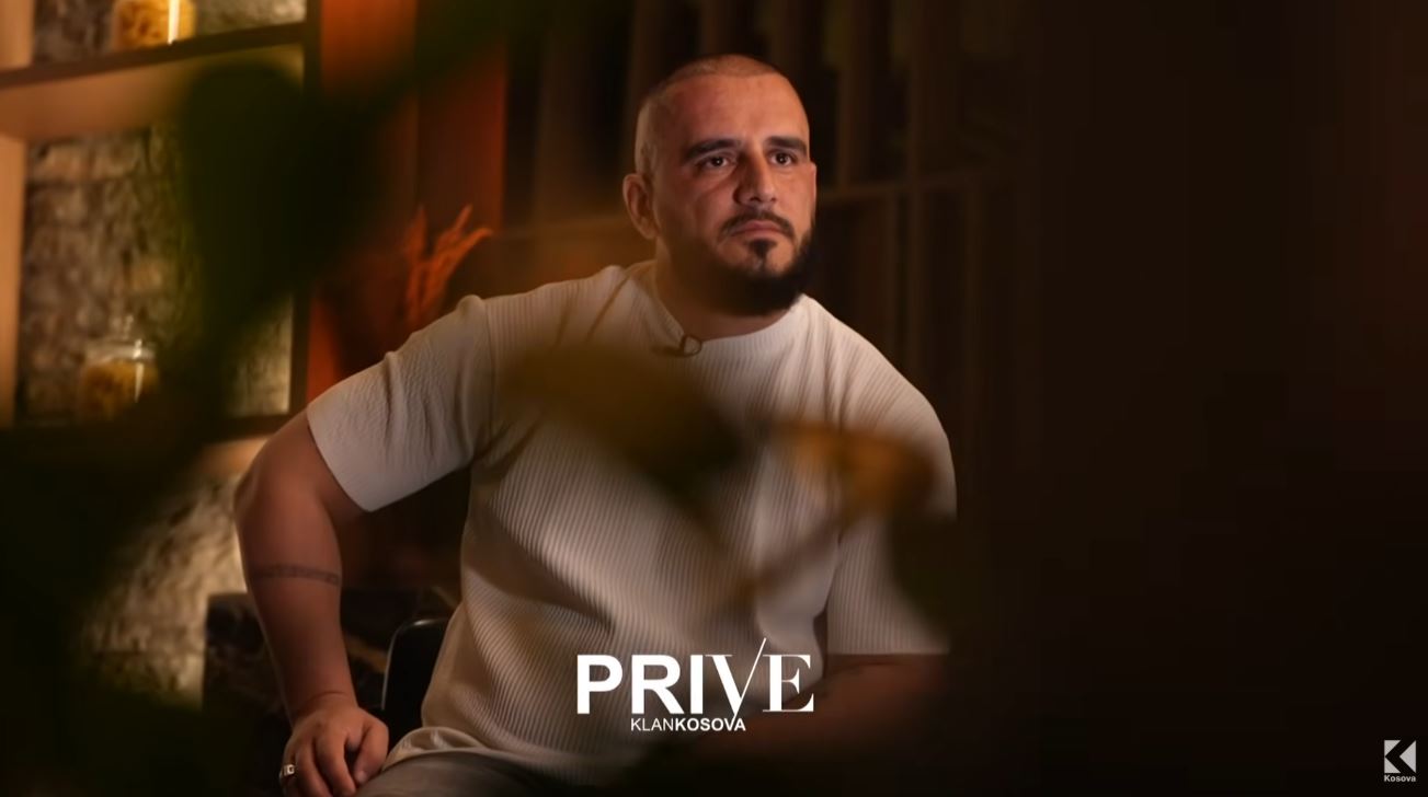 Gold Ag rrëqethë me historitë e këngëve për dëshmorë (VIDEO)