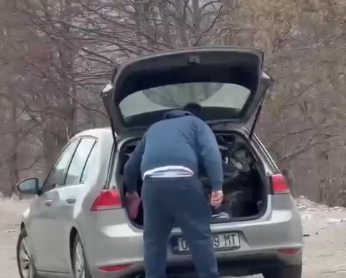 E turpshme në Brezovicë: Qytetari hedh mbeturinat nga vetura në rrugë (VIDEO)