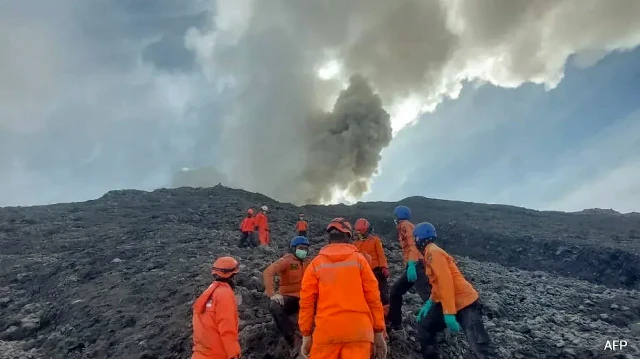 Tre të vdekur pas shpërthimit të vullkanit në ishullin indonezian (VIDEO)