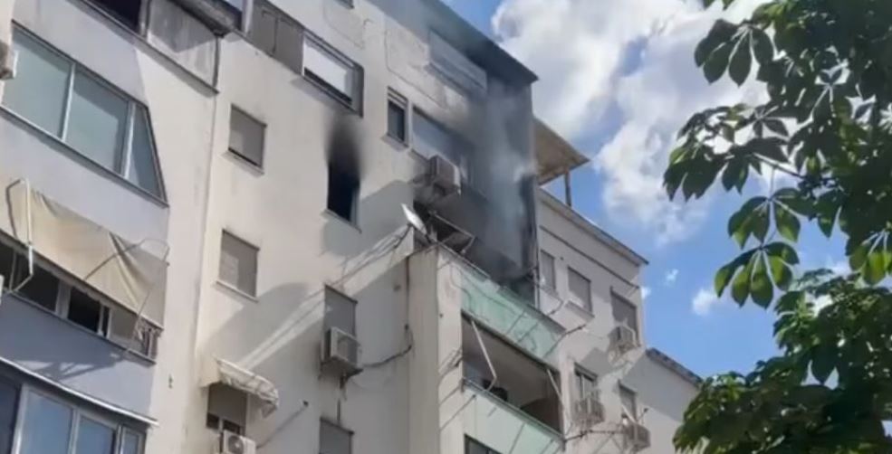 Përfshihet nga flakët një banesë në Tiranë