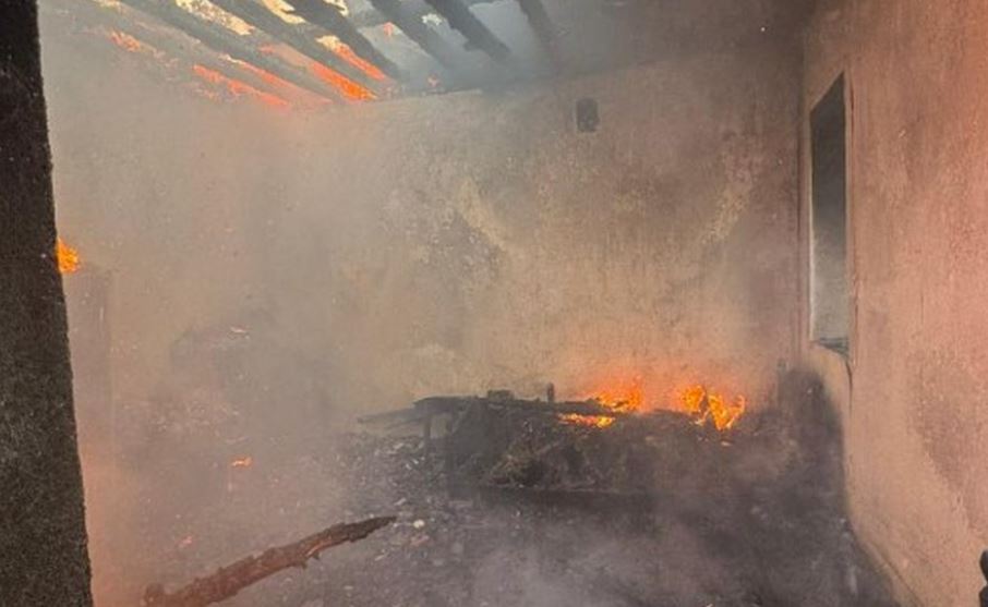 Përfshihet nga zjarri një banesë në Gjirokastër, dëmtohen shtëpitë përreth