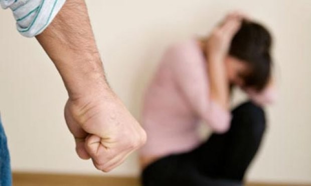 Dhunë në familje në Pejë, një person arrestohet dhe një tjetër në kërkim