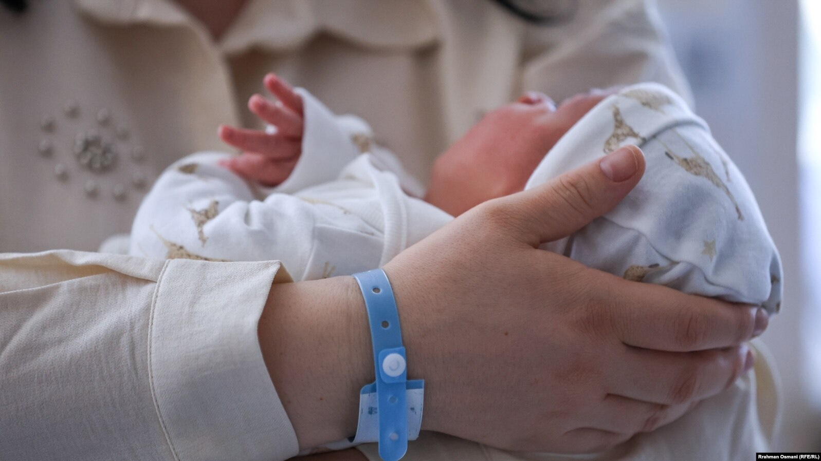 “Si të bëj djalë?”: Tregu i këshillave, miteve dhe boshllëqeve ligjore në Kosovë