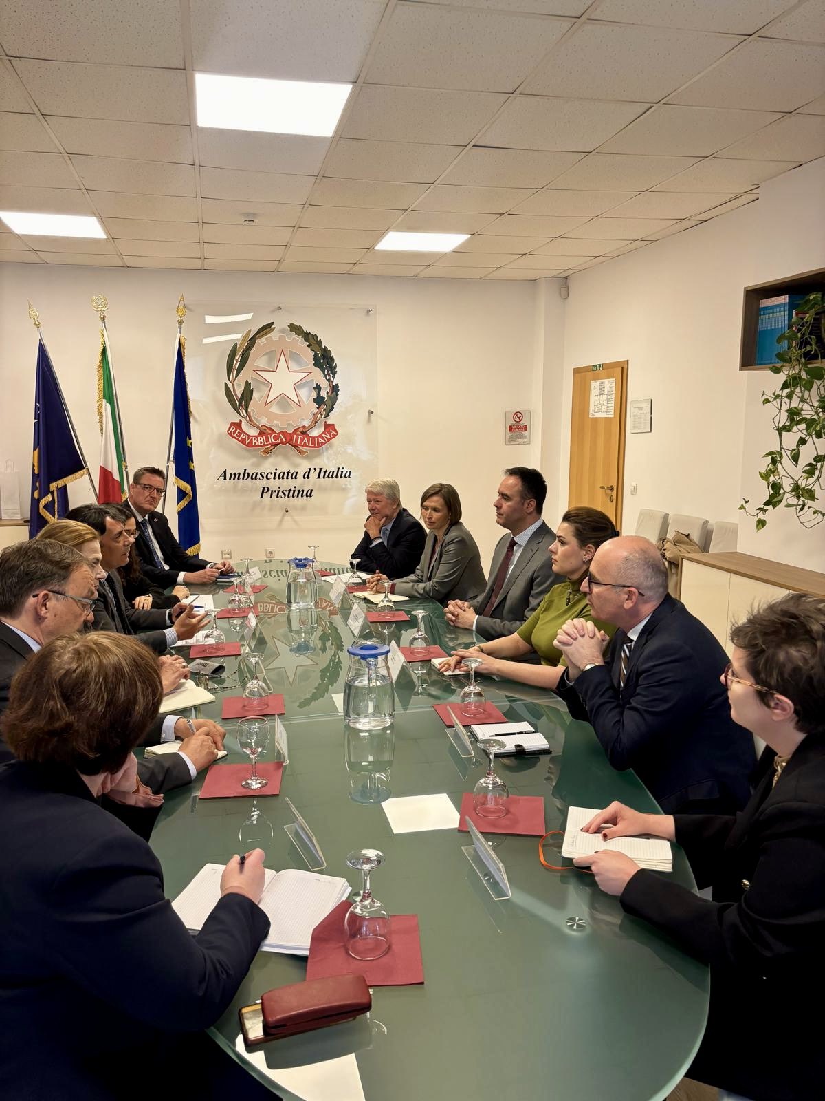 “Miqtë e Ballkanit” mblidhen te ambasadori italian në Prishtinë, flasin për rrugën e Kosovës drejt BE-së