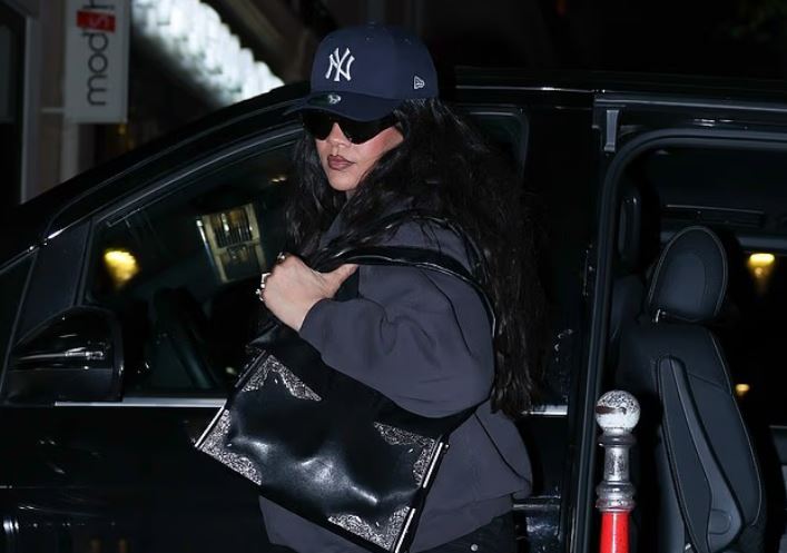 Rihanna në Paris me stil të thjeshtë, por komode