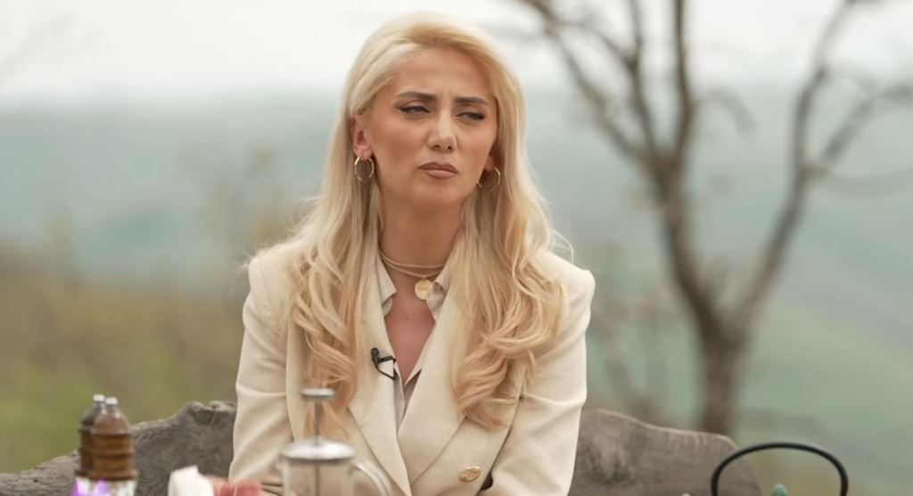 Gresa Behluli flet për përkushtimin për muzikën: Me ndershmëri jam munduar ta sjell versionin më të mirë (VIDEO)