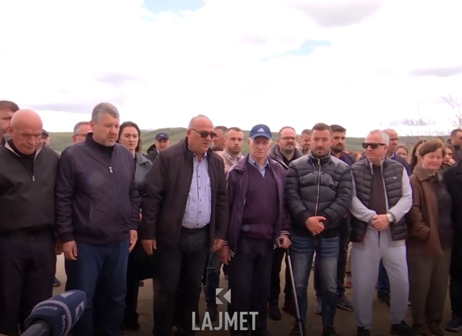 Përkujtimi në Lluzhan, Bulliqi s’foli asgjë, nervozohen familjarët (VIDEO)