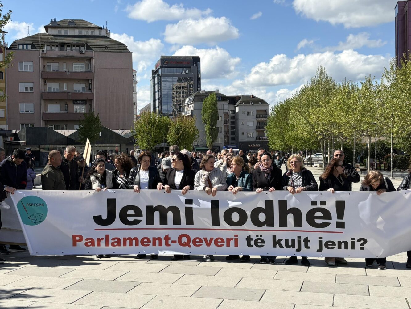 “Jemi lodhë: Parlament-Qeveri, të kujt jeni?”, protestojnë punëtorët e sektorit privat