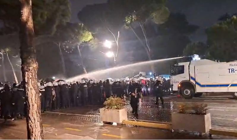 Përplasjet në protestën e opozitës, procedohen 7 persona - kapen molotov dhe lëndë piroteknike
