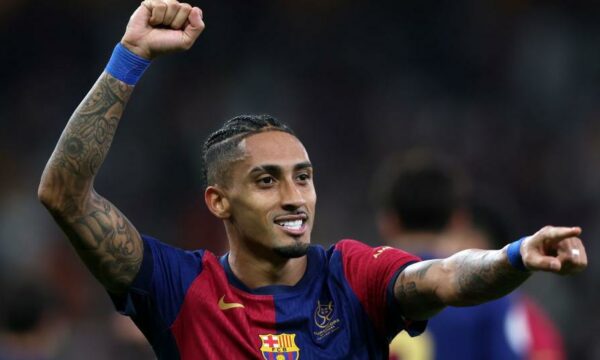 Raphinha rikthehet te Barcelona, gati për festën e titullit