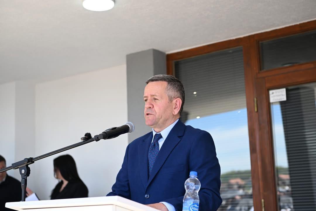 Remi kërkon largimin nga politika “të atyre që e mbajnë vendin në tension”
