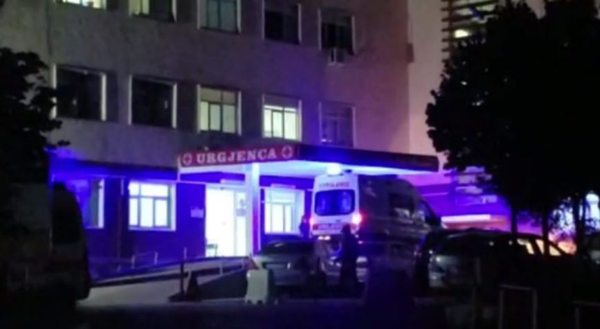 Plagoset me thikë 23-vjeçari në Vlorë, dërgohet në spital