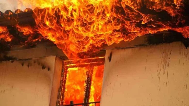 Përfshihet nga zjarri një lokal në Viti, hetohen shkaqet