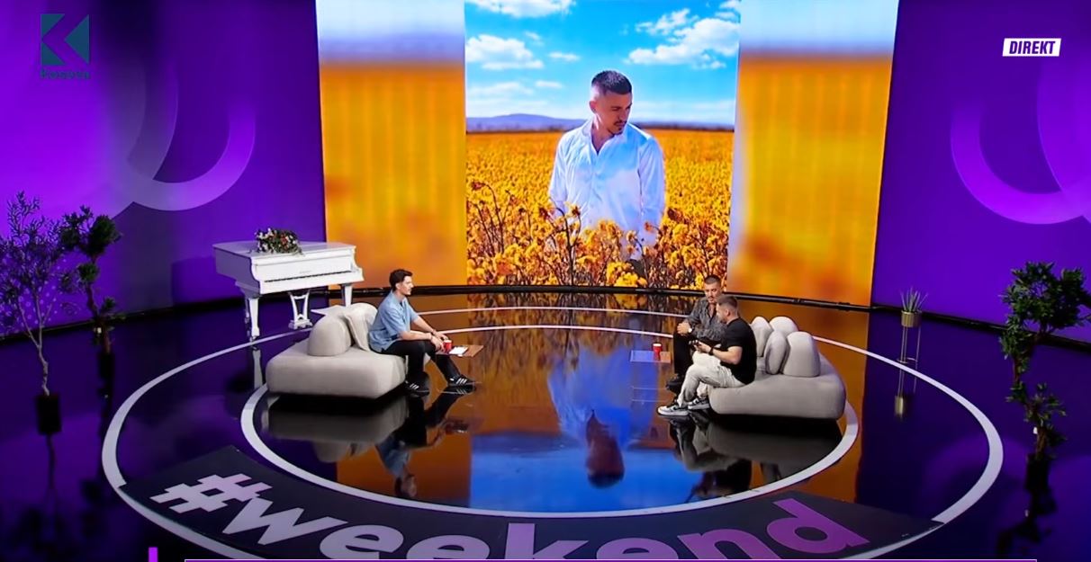 Bujar Mustafa këndon live për Tahir Sinanin me çifteli – Video e re
