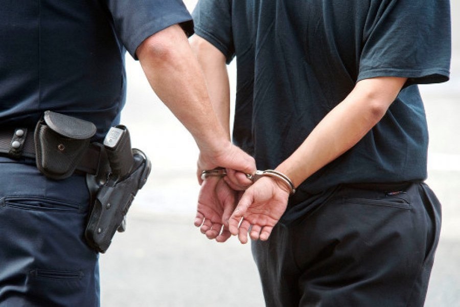 I dehuri në Mitrovicë, sulmon qytetarin dhe tre policë - dy nga ta i kanos me vrasje