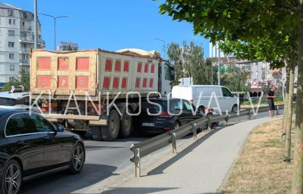 Aksident mes një kamioni dhe një veture në Prishtinë, krijohen kolona të gjata