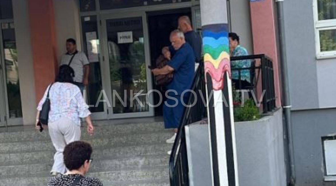 Qytetarët mbledhin para qendrës së votimit në shkollën “Thimi Mitko” në Gjilan
