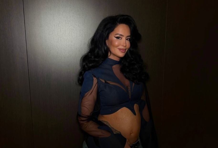 Dafina Zeqiri shkëlqen në skenë, publikon pamje me barkun e rrumbullakosur