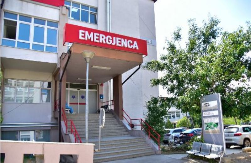 Vajza e dyshuarit për vrasjen në Ferizaj lënduar dhe trajtuar në QKUK
